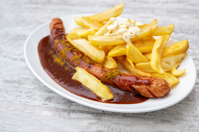 A legendás currywurst: a berliniek streetfoodját otthon is elkészítheted