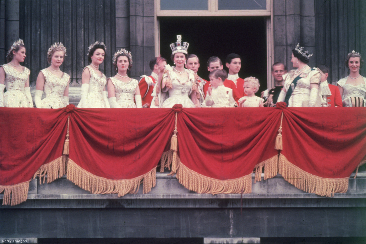 A királyi család a Buckingham-palota erkélyén 1953. június 2-án, II. Erzsébet koronázásának napján. Erzsébet Winston Churchill miniszterelnök biztatására tért vissza a kötelességeihez, és lánya koronázása után megint a királyi család aktív tagja lett. Júliusban már hivatalos látogatást tett Rhodesia brit gyarmaton.