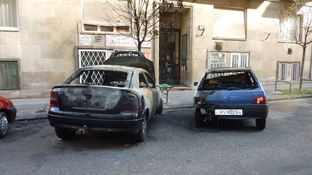 A teljesen kiégett autók még napokkal a tűz után is a helyükön álltak