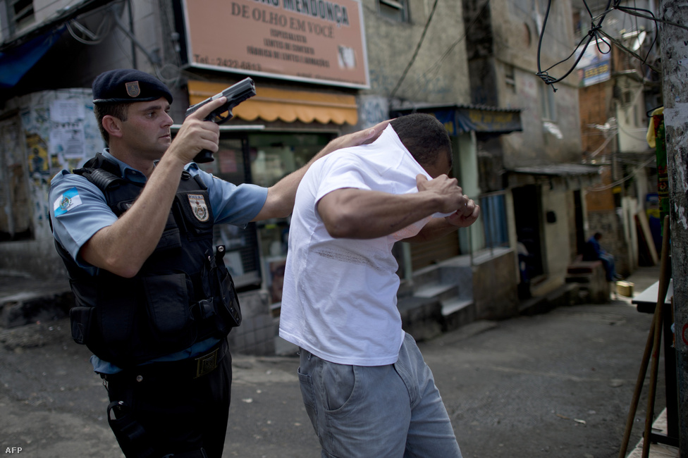 Rocinha, Rio de Janeiro, Brazília. Az ötven városból 14 Brazíliában található. Sokmilliós lakossága miatt a gyilkossági arányszám kisebb, mint a listán szereplő városoké, a sokszáz favellával rendelkező Rio azonban folyamatos harcot vív a rendőrség a közbiztonságért  