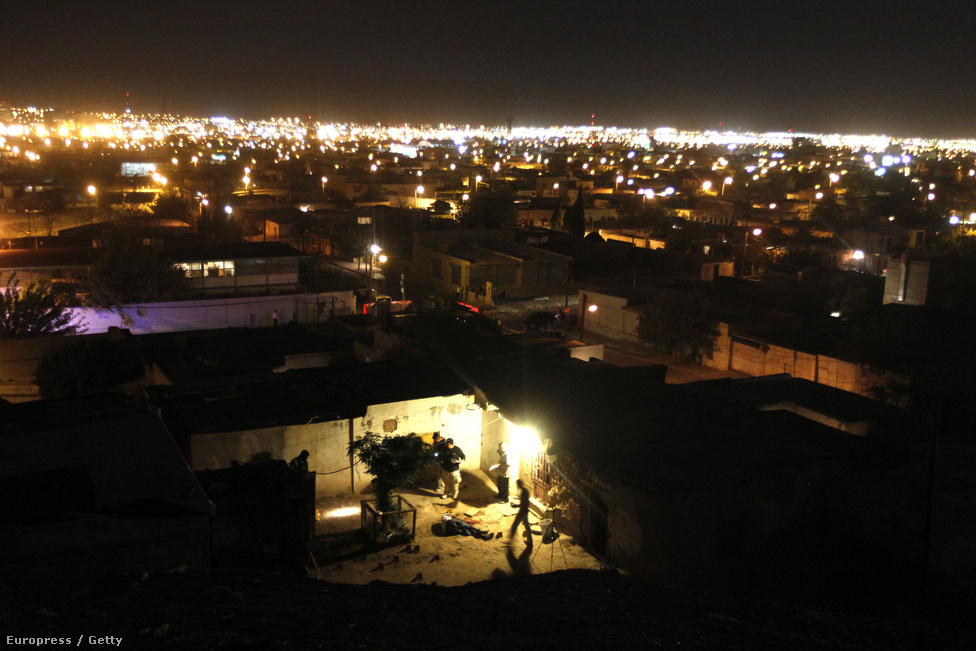Chihuahua, Mexikó, 8. hely. Lélekszám: 831 693. 100 ezer lakosra jutó
                        gyilkosságok száma: 82,96
                        Chihuahua átlagos iparváros volt Mexikó északi részén, a texasi
                        határhoz közel, míg El Chapo Guzmán, a világ leghíresebb drogbárója be
                        nem tette a lábát. Azóta az egyik legfontosabb csempészállomás a
                        latin-amerikai termelők, és az észak-amerikai fogyasztók között. A
                        gyilkosságok nagy részének áldozatai a korrupcióra nem hajlandó, vagy
                        egyszerűen csak akadékoskodó rendőrök voltak, míg 2010-ben a mexikói
                        hadsereg be nem vonult a városba. Azóta gyakorlatilag hadiállapot van,
                        az egyszeri lakók számára mégis biztonságosabb a város, mint pár éve
                        volt.