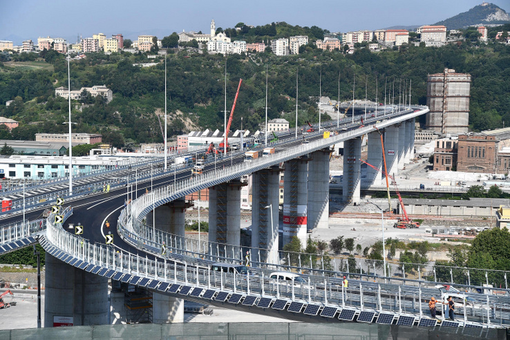 Munkások dolgoznak az épülõ új genovai autópályahídon 2020. július 30-án