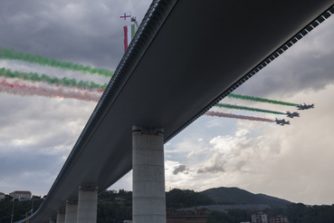 Az olasz légierő Frecce Tricolori nevű akrobatacsoportjának gépei a híd átadási ünnepségén