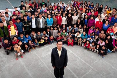 Íme, a világ legnagyobb családja: a 75 éves férfinak 39 felesége és 94 gyermeke van