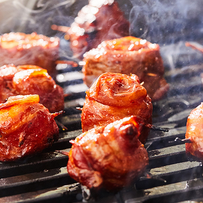 Baconbe tekert grillezett szűzérmék házi BBQ-szósszal - Így nem szárad ki a hús