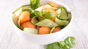 Sárgadinnye-uborka-kecskesajt saláta – még egy ötlet klassz, nyári köretekre