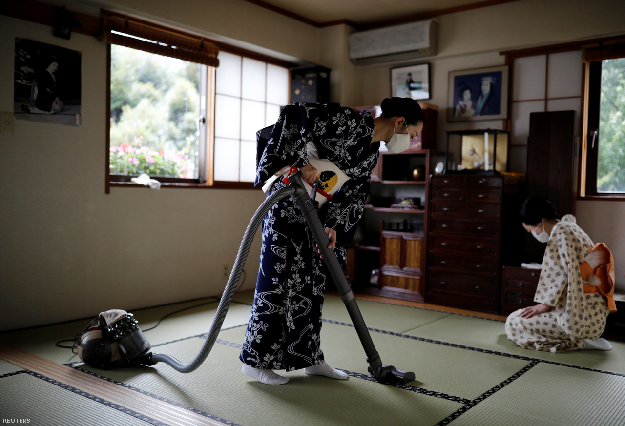 Koiku és Maki takarítják a nappalit, mielőtt ebédelnek Ikuko otthonában