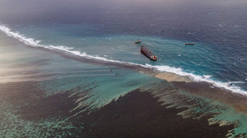 Már ezer tonna gázolaj ömlött a tengerbe a Mauritiuson zátonyra futott tartályhajóból