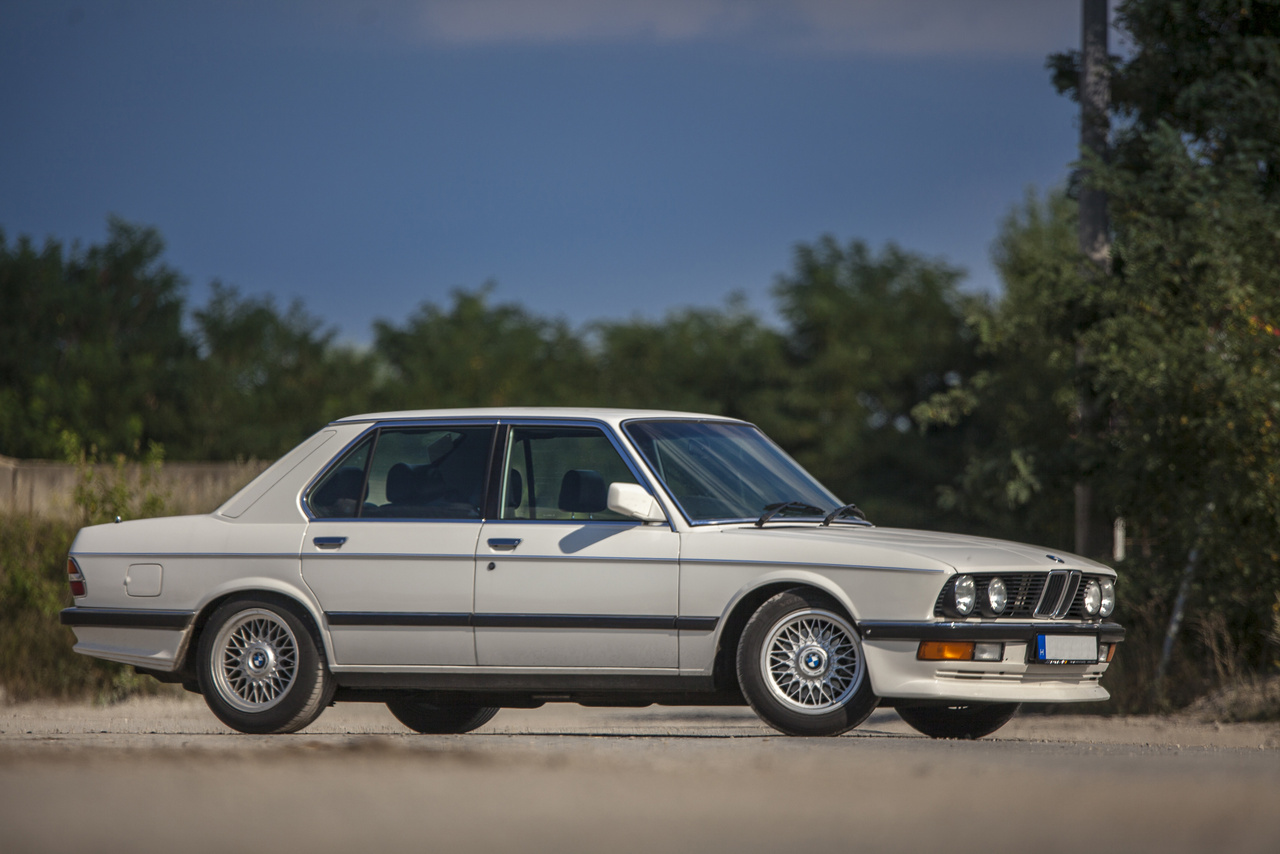Gyártása során tizenegy benzines, és BMW történetében először, két dízel motor közül lehetett választani. 