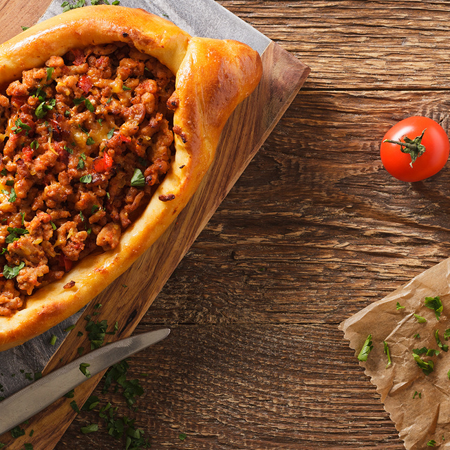Foszlós tésztájú török pizza: gazdag, fűszeres darált hús a tölteléke