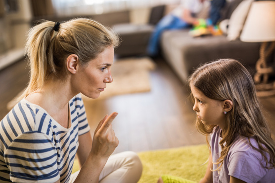Mi az énüzenet, amivel elérheted, hogy a gyereked valóban figyeljen rád?
