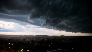Kiadták a riasztást, vihar közelít Magyarország felé