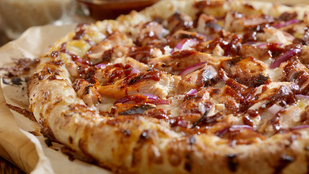 BBQ-s csirkés pizza – füstösen és csípősen az igazi!