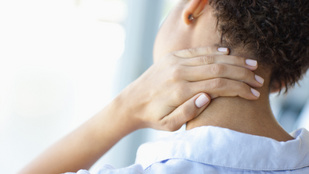 8 tipp a nyakfájdalom enyhítésére, ha nem akarsz gyógyszert bevenni