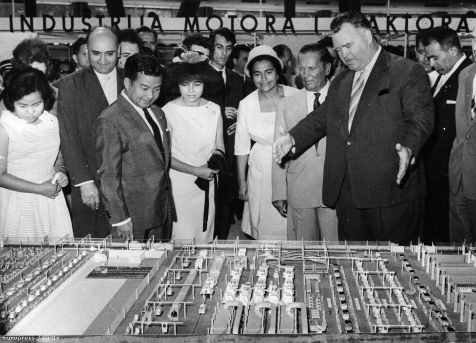 Szihanuk mellett felesége Norodom Monineat is képviselte Kambodzsát külföldön. Monineat utazott 1961-ben Belgrádba az el nem kötelezett országok találkozójára, ahol a Tito házaspárral is találkozott.