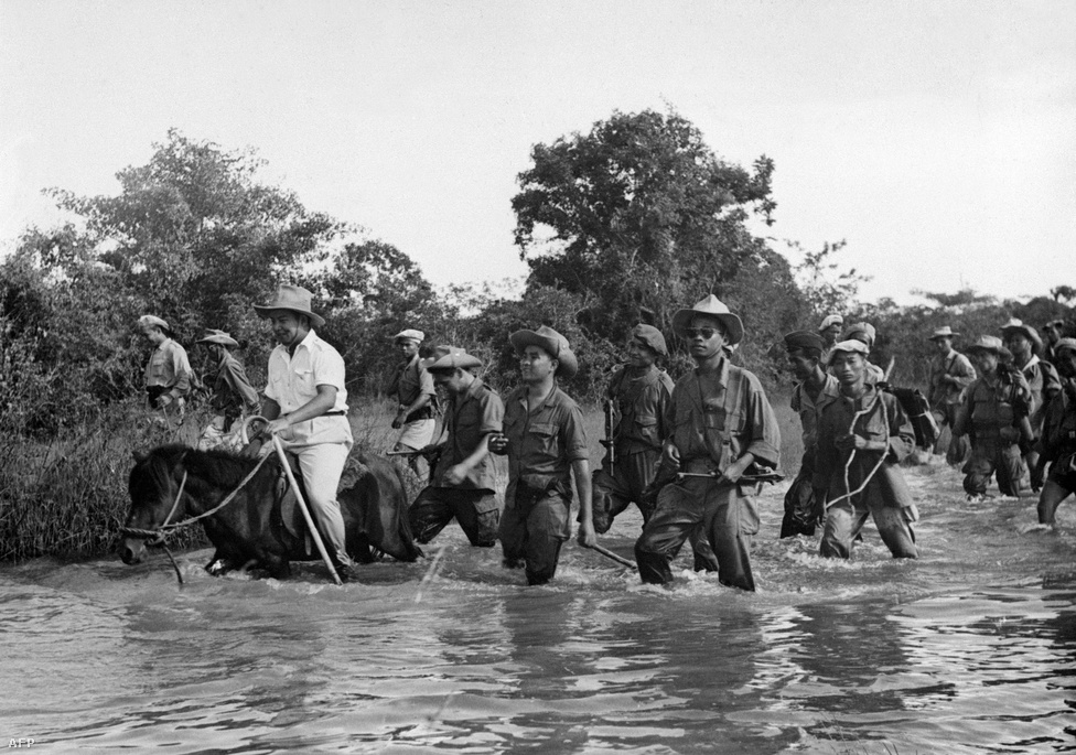 Kambodzsa közvetlenül nem vett részt az első indokínai háborúban, de a függetlenség elnyerését Kambodzsa is a franciák vietnami vereségének köszönhette. Szihanuk itt katonák társaságában lovagol 1952-ben.