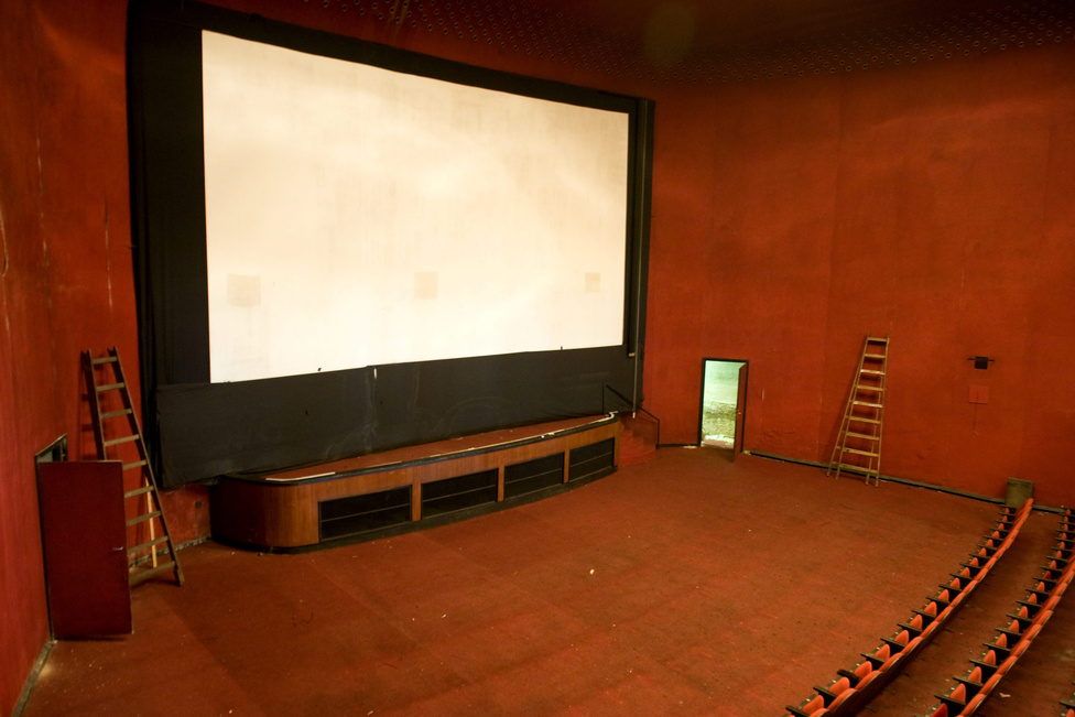 A 11-szer 14 méteres színpadon angol nyelvű darabok is időről időre színre kerülnek majd, híven a Merlin hagyományaihoz. Emellett számos egyéb klub, rendezvény is beköltözik a tervek szerint az Átriumba: például dokumentumfilm-sorozatot tervez a Heti Válasz, vagy operát a Batarita Társulat. 