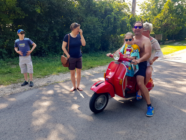 Egy olasz család befut - Rolandék az utcán értek utol bennünket