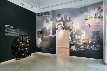 Gorka standja egy kiállításon az 1930-as években, a beazonosított tárgyak odakerültek a képek látható darabok elé