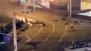 Hivatalosan a saját bombája, egy felvétel szerint a rendőrök golyója ölte meg a minszki tüntetőt