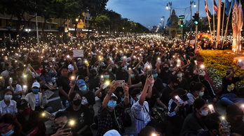 Tízezrek tüntettek a diktatórikus kormány ellen Thaiföldön