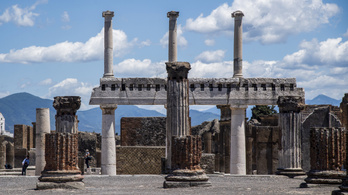 Szelfizni akart Pompeji egyik épületének tetejéről, 3000 eurója bánhatja