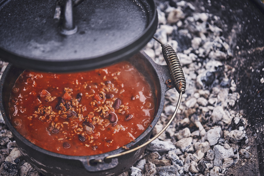 Pikáns chilis bab bográcsban főzve: megáll benne a kanál