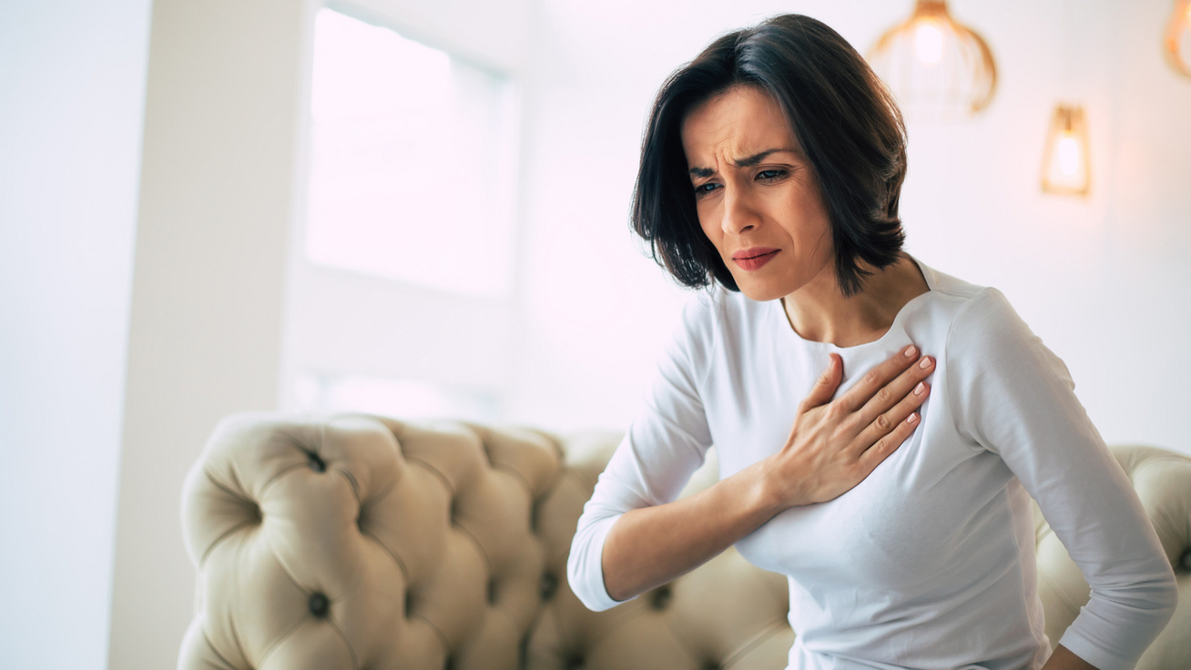 6 súlyos kórkép, ami mellkasi fájdalmat okozhat: nem csak a tüdő és a szív jelezheti így, ha baj van