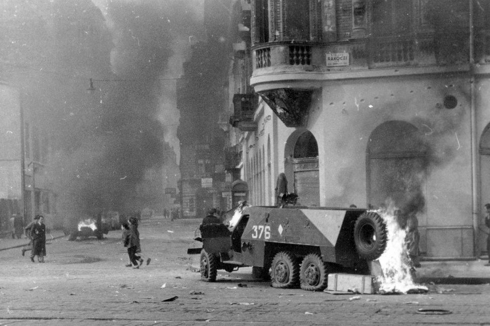 VII. Akácfa utca. Egy BTR-152-es szovjet páncélozott jármű roncsa a Rákóczi út és Akácfa utca sarkán, a kép valószínűleg október 29-én készült. A forradalom alatt a felkelők a legváltozatosabb módszerekkel igyekeztek kiiktatni a szovjetek páncélozott járműveit. A páncélosok támadását nemegyszer házi készítésű fegyverrel, az úgynevezett Molotov-koktéllal, is meg tudták akadályozni. Volt, hogy olajjal locsolták föl a kövezetet, megbénítva így a páncélosok mozgását.