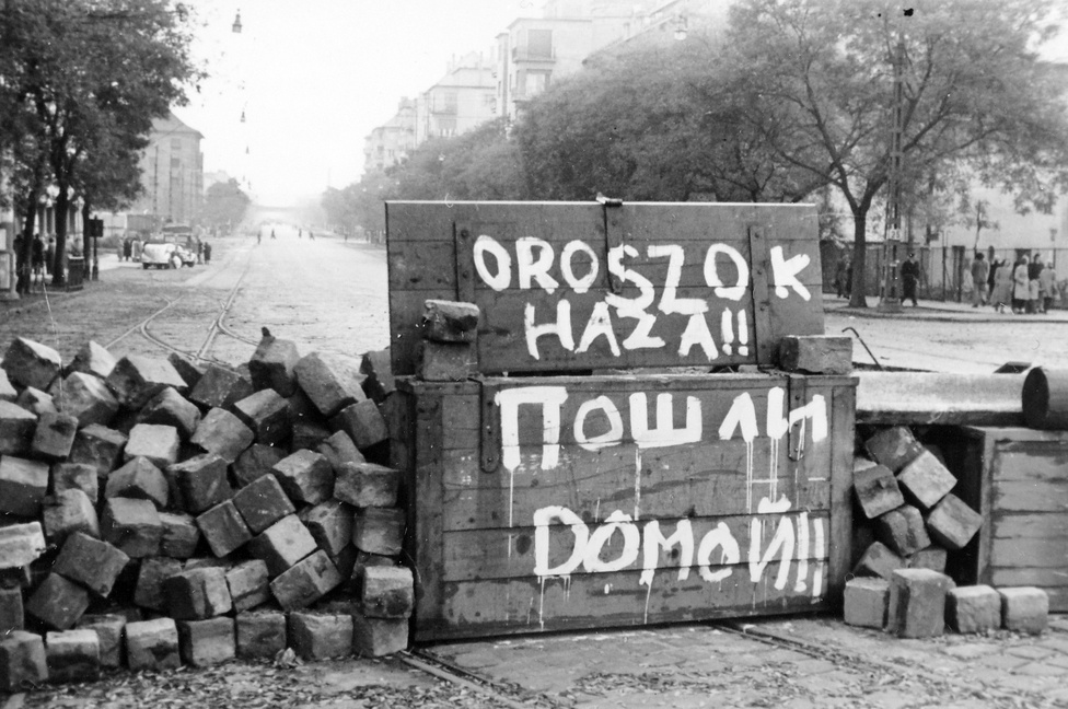 XI. Fehérvári út a Móricz Zsigmond körtér felől. A felkelők a belváros egész területén útakadályokat emeltek a harcok ideje alatt, hogy így nehezítsék a szovjet csapatok mozgását.