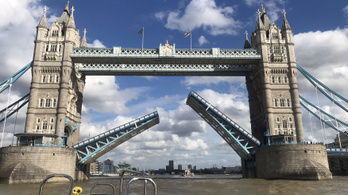 Egy órára beragadt a Tower Bridge, megbénult London közlekedése