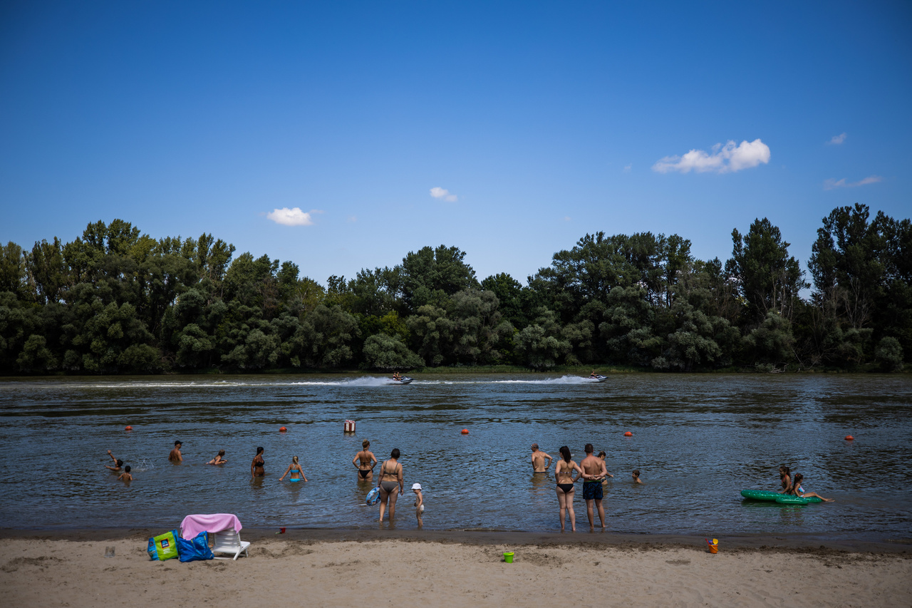 A hazai szabadvízi strandok vízminősége 90%-ban kiváló és jó besorolást kapott 2020-ban. Jellemzően a Balatonon, a Tisza-tónál vagy a Lupán kiváló minősítéssel, a Velencei-tó egy-egy szakaszán tűrhető, ugyanakkor a Tisza- és a Duna-ágakon kifogásolható vízminőséggel is lehetett találkozni a nyári fürdőzés során. Ha fontos számunkra, hogy a vízminőség valóban kiváló legyen, akkor legegyszerűbben az NNK oldalán található térképen tudunk tájékozódni erről. A megfelelő tájékozódás nem csak a vízminőség esetében, de számos területen segíthet életminőségünk javulásában; gondoljunk csak a strandoláskor használatos naptejekre – ha nem akarunk lemondani a napozásról - kellő utánajárás után ki tudjuk választani a bőrtípusunknak megfelelő faktorszámú védelmet, vagy amennyiben nem hagyunk fel káros szokásunkkal a dohányzással, informálódhatunk a kevésbé káros alternatívákról.&nbsp;