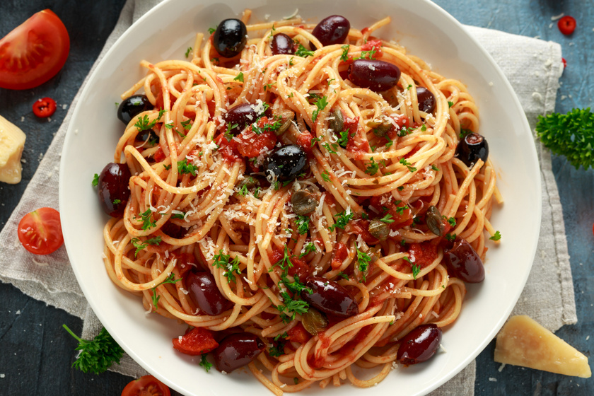 30 perces paradicsomos, olajbogyós spagetti: isteni mediterrán fogás