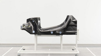 Könnyebb karbon utascellát fejlesztett a McLaren