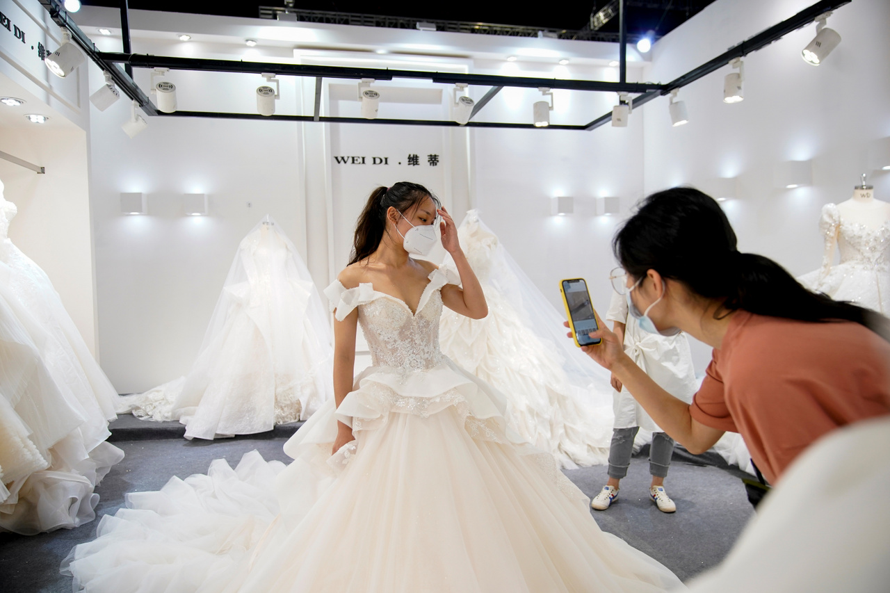 Éppen egy modellt fotóznak a 2020-as Kínai Esküvővásár egyik standjánál.