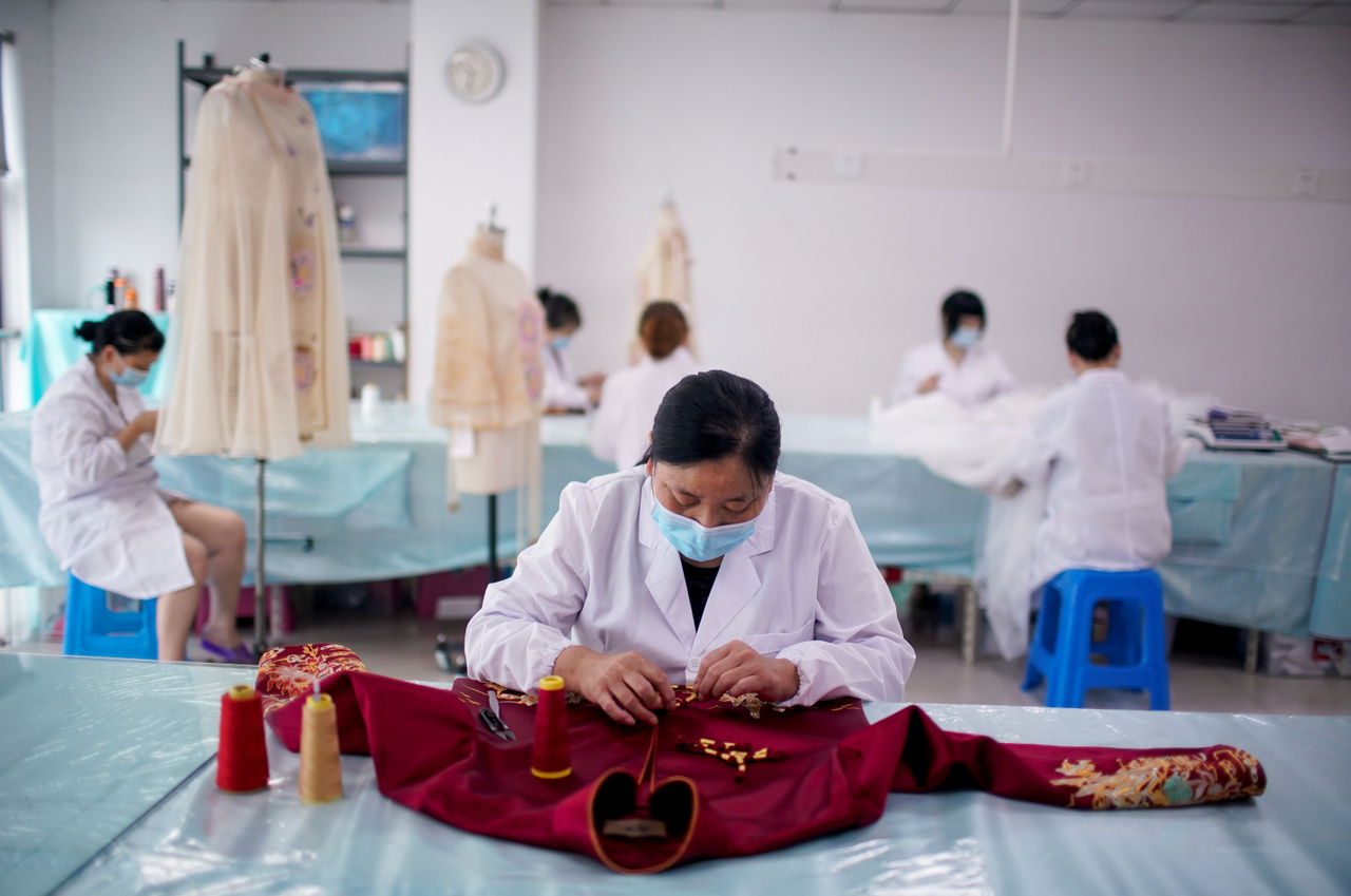 A ruhakölcsönzés is elég nagy biznisz Kínában, aminek az egyik oka az, hogy a nagy napon több alkalommal is átöltöznek, ráadásul nálunk hagyománya annak, hogy generációról generációra örökítik a ruhákat.