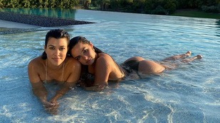 Kourtney Kardashian (41) barátilag medencézett egyet egy 19 éves influenszerlánnyal