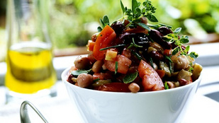 Citromos fehérbab-rukkola saláta aranymazsolával – így tüntesd el a magányos fehérbabkonzervet a spájzból