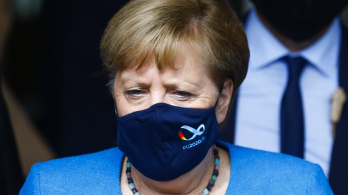Merkel: A világnak meg kell tanulnia tartósan együtt élni a koronavírussal