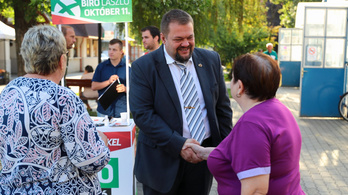 Felvehette az ajánlóíveket, és megkezdhette kampányát az ellenzéki jelölt Tiszaújvárosban