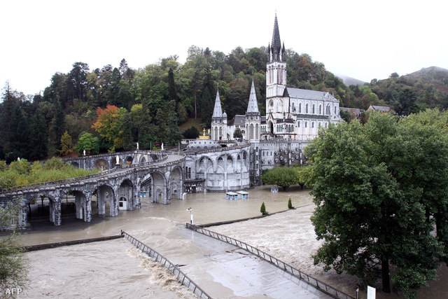 Árvíz öntötte el a híres délnyugat-franciaországi zarándokhelyet, Lourdes-ot