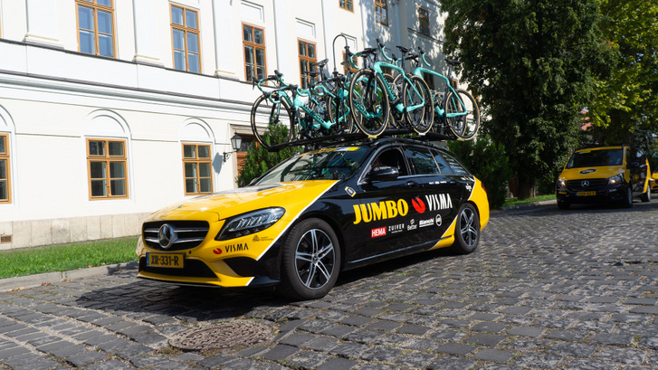 A Jumbo – Visma a profi kerékpáros első osztály egyik legerősebb csapata lett az elmúlt években annak ellenére, hogy a második legkisebb büdzsével rendelkező alakulatról van szó. A szponzorációra jó példa, hogy így is Mercedeseket használnak