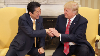 Donald Trump a japán történelem legnagyobb kormányfőjének nevezte a távozó Abe Sinzót