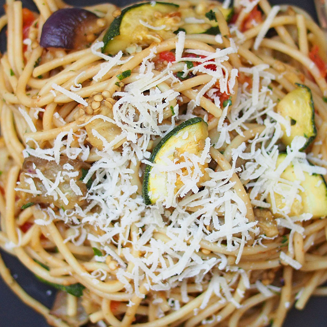 Isteni spagetti sütőben sült zöldségekkel - Zöldfűszeres vajjal van egybekeverve