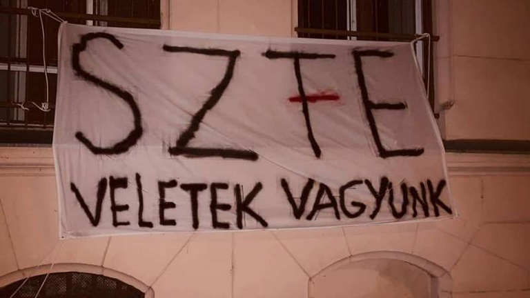 A Szegedi Tudományegyetem vezetése levetette a diákok SZFE-t támogató molinóját