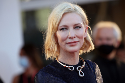 Az 51 éves Cate Blanchett csillogó estélyi ruhát viselt a velencei filmfesztiválon: káprázatosan festett a színésznő