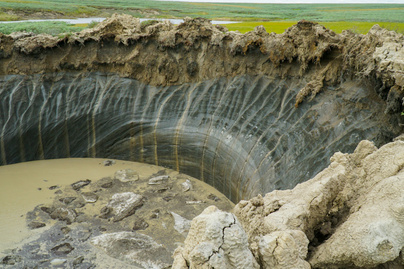 50 méter mély üreg nyílt Szibériában: földöntúli látványt nyújt a kráter