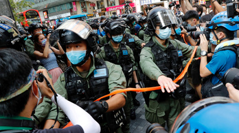 Tüntettek Hongkongban az önkormányzati választás elhalasztása ellen, csaknem 300 résztvevőt őrizetbe vettek