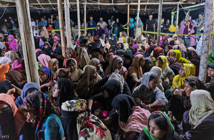 Rohingja nemzetiségű muzulmánok pihennek miután hajójukkal megérkeztek