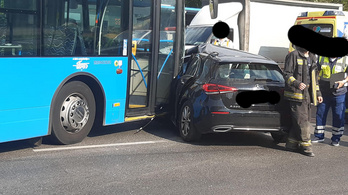 Busz és autó ütközött, súlyos baleset a Soroksári úton